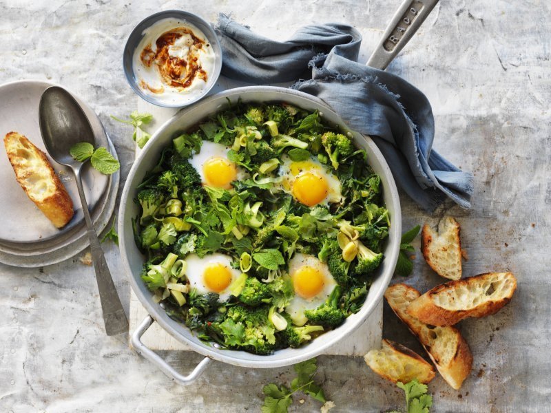 Vegetable bowl with eggs